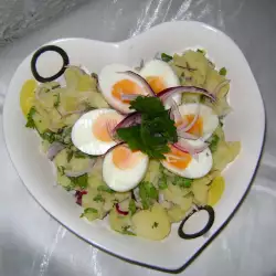 Krompir salata sa celerom, crvenim lukom i jajima