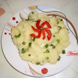Vegan krompir salata sa mladim lukom
