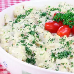 Krompir salata s majonezom i kiselim krastavčićima