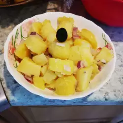 Krompir salata sa crvenim lukom