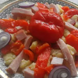 Krompir salata s lukom i paradajzom