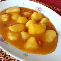 Kuvano jelo od krompira sa paradajzom