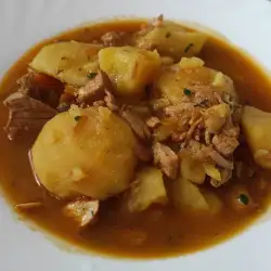 Krompir paprikaš sa svinjskim butom