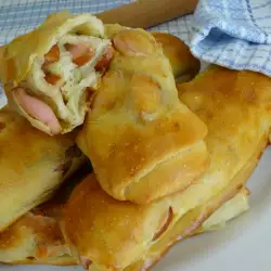 Vazdušaste pitice sa kačkavaljem i viršlama