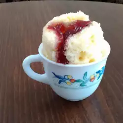 Desert u čaši sa džemom