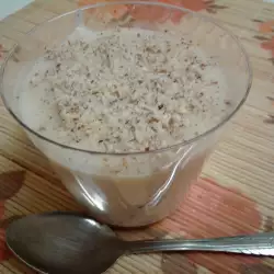 Desert u čaši sa kokosovim brašnom