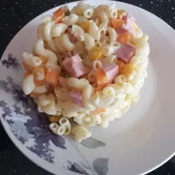 Salata sa makaronama i šargarepom