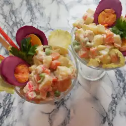 Koktel salata s mariniranim jajima i tikvicama