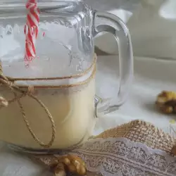 Osnažujući koktel sa sirovim jajetom, svežim mlekom i medom
