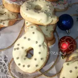 Dugotrajne božićne gurabije sa belom glazurom