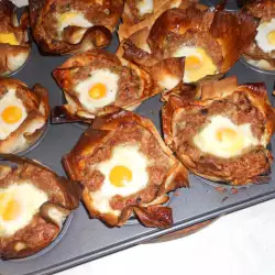 Buketi od mlevenog mesa i prepeličijih jaja u korama za pitu