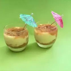 Desert u čaši sa breskvama