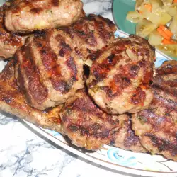 Pikantne ćuftice sa mlevenim mesom i prazilukom na roštilju