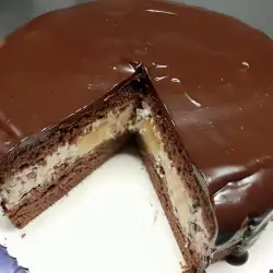 Čokoladna torta sa mnogo krema