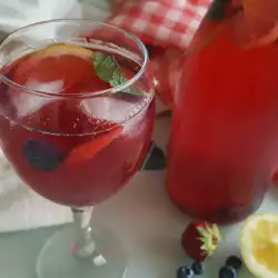 Limunada sa jagodama, mentom i medom