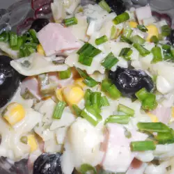 Salata sa makaronama, šunkom i kukuruzom