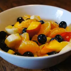 Voćna salata sa mangom i borovnicama