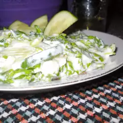 Zelena salata sa kiselim mlekom i rendanim jajima