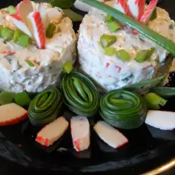 Mlečna salata sa štapićima krabe