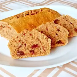 Kolač od šargarepe sa suvim grožđem i cimetom