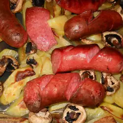 Pečena makedonska kobasica sa krompirom i pečurkama