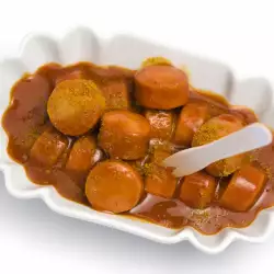 Kobasica sa karijem i paradajz sosom