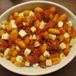 Njoke od krompira sa sos paradajzom i ćorizom