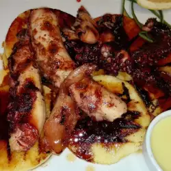 Hobotnica na roštilju sa grilovanom jabukom i slatkom od šumskih jagoda