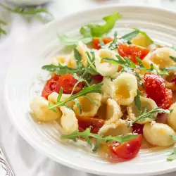 Salata sa makaronama i sušenim paradajzom