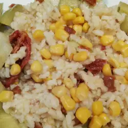 Salata sa pirinčem, kukuruzom i paradajzom