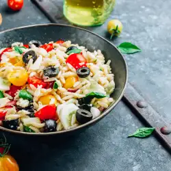 Grčka salata sa orzom, maslinama i svežim povrćem