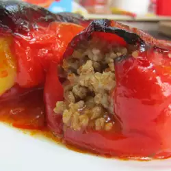 Paprike punjene mlevenim mesom i pirinčem sa sosom od paradajza