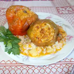 Paprike punjene povrćem i mlevenim mesom