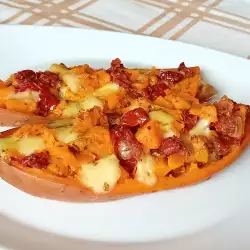Slatki krompir punjen sušenim paradajzom i mocarelom