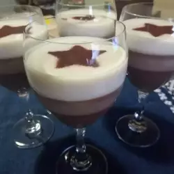 Desert u čaši sa belom čokoladom