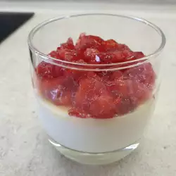 Panakota u čaši sa želeom od jagoda