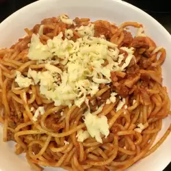 Špagete sa mlevenim mesom i paradajz pireom