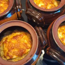 Pečeni sir sa kobasicom u đuvečari