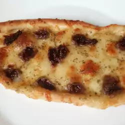 Turska pica Pide sa mocarelom i sušenim paradajzom