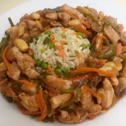 Pileće meso sa mnogo povrća i šarenim pirinčem