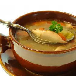 Sporo kuvana pikantna pileća supa