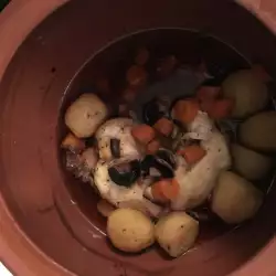 Piletina sa krompirom, pečurkama i tikvicama u đuvečari