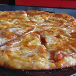Ukusna pica sa šunkom, mocarelom i topljenim sirom