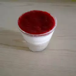 Desert u čaši sa krem sirom