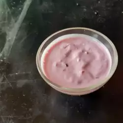 Voćni jogurt sa šumskim voćem