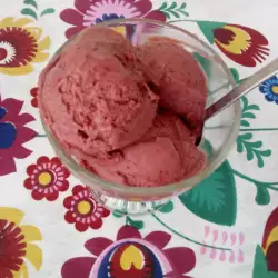 Voćni sladoled sa višnjama i kiselom pavlakom