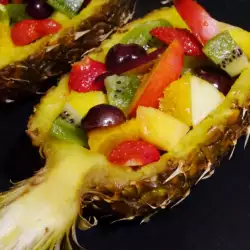 Voćna salata u ananasu sa jedinstvenim dresingom