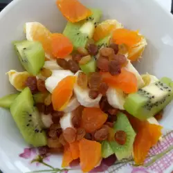 Zdrava salata sa suvim grožđem