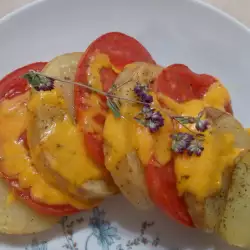 Ređani krompir sa slaninom, paradajzom i čedar sirom