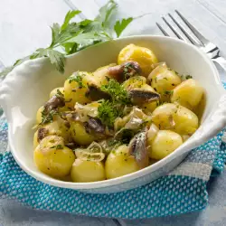 Krompir salata s lukom i maslinovim uljem